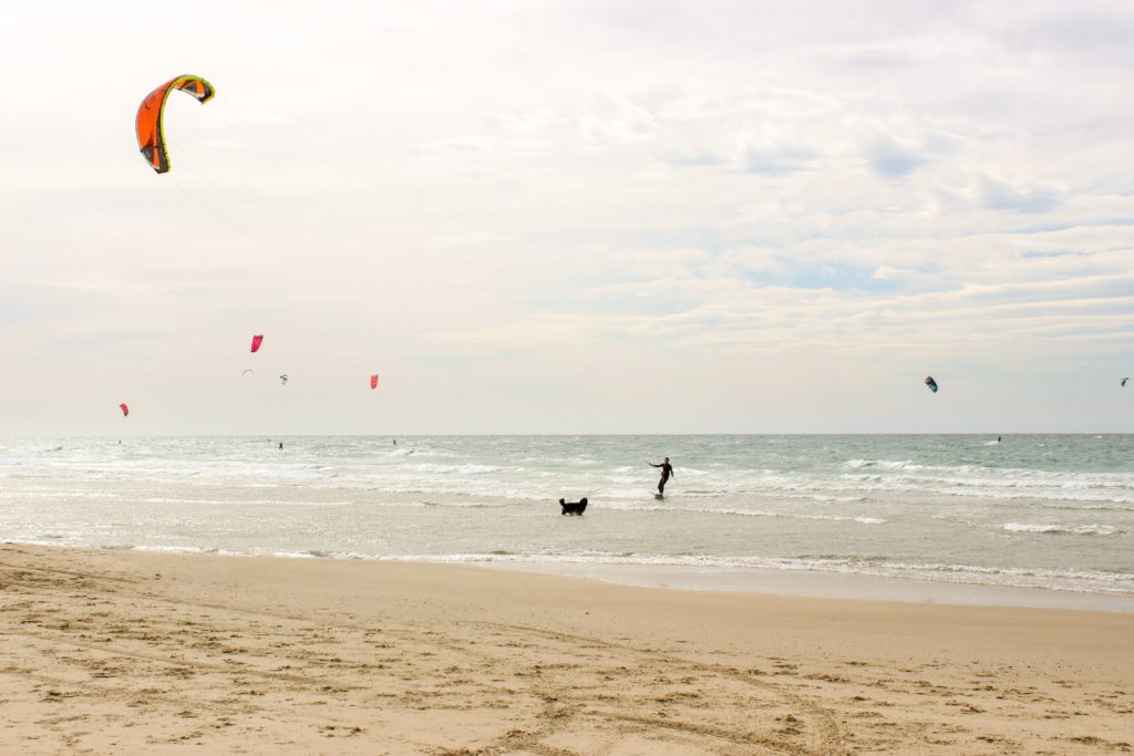 Kitesurfer am Mittelmeer in Israel