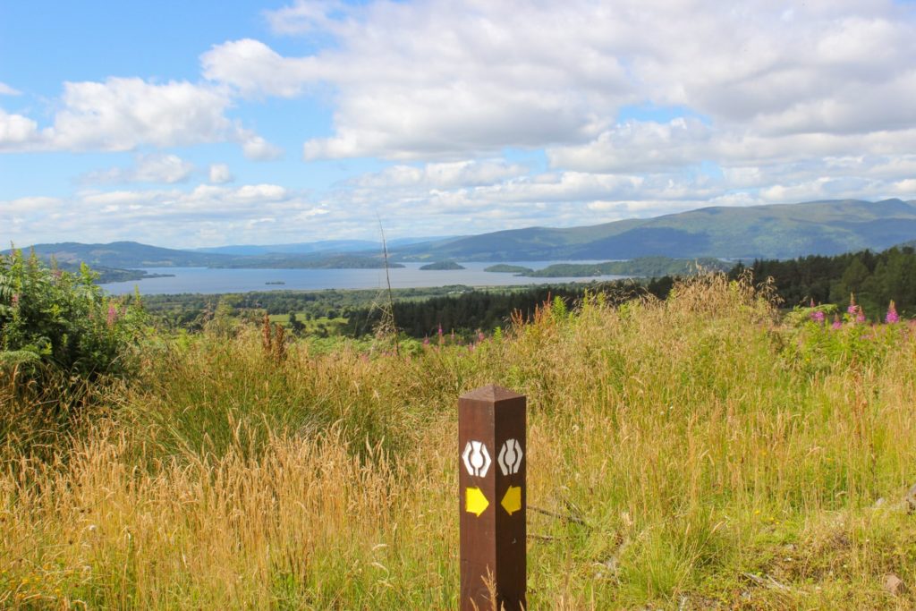 Die Markierung auf dem West Highland Way in Schottland