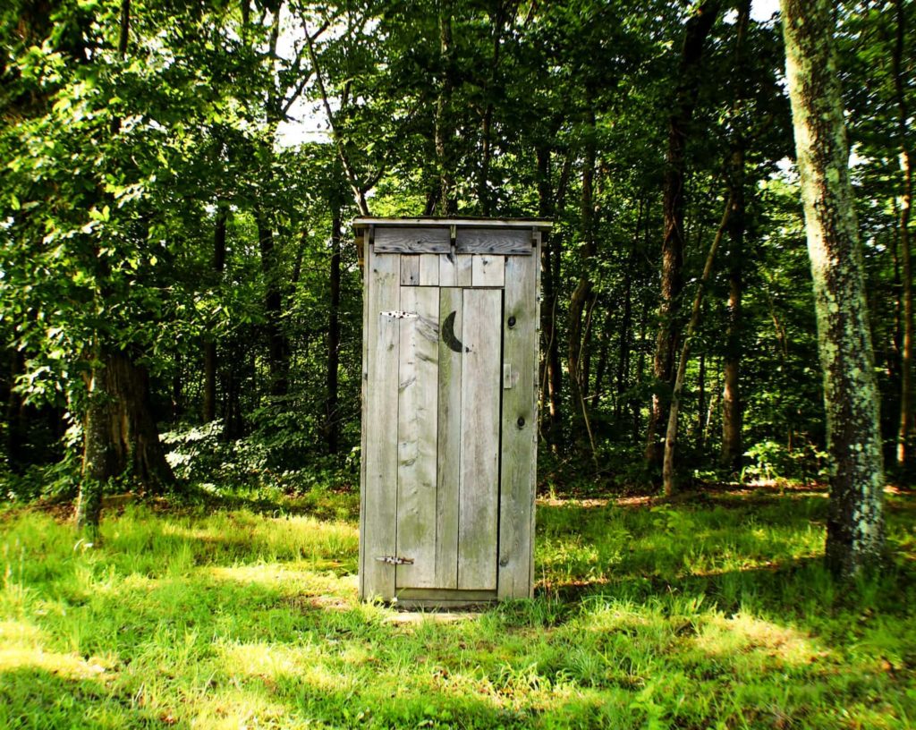 Toilette beim Wandern im Wald