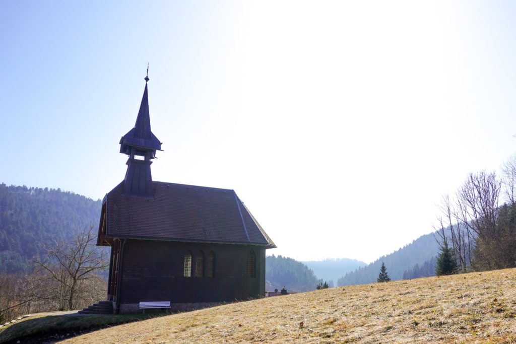 Eine Kapelle auf einem Hügel während Albsteig Wanderung