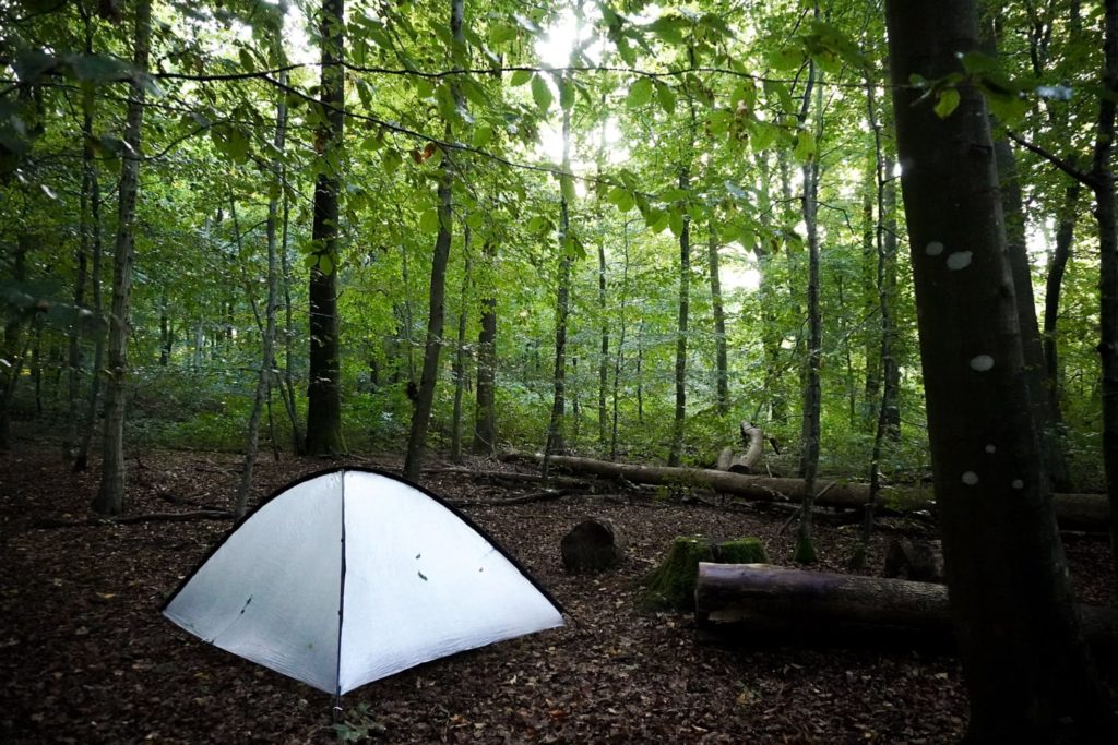Ein weißes Zelt ist keine Hilfe, beim Wildcampen nicht erwischt werden