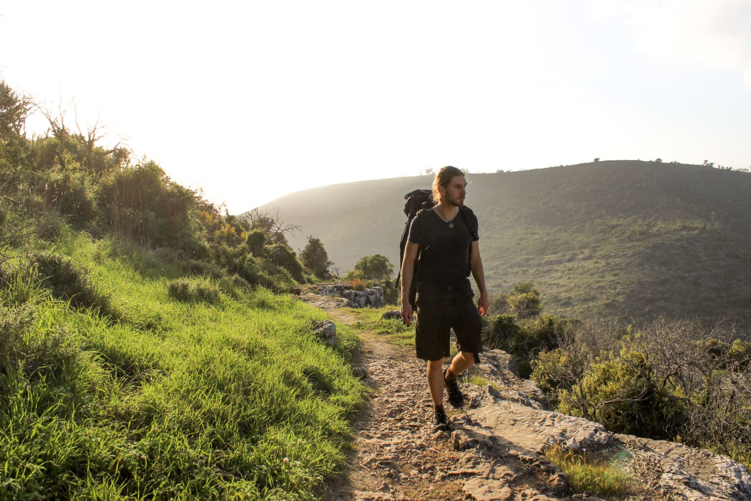 Anfängerfehler beim Trekking - Wanderer in den Bergen in Israel