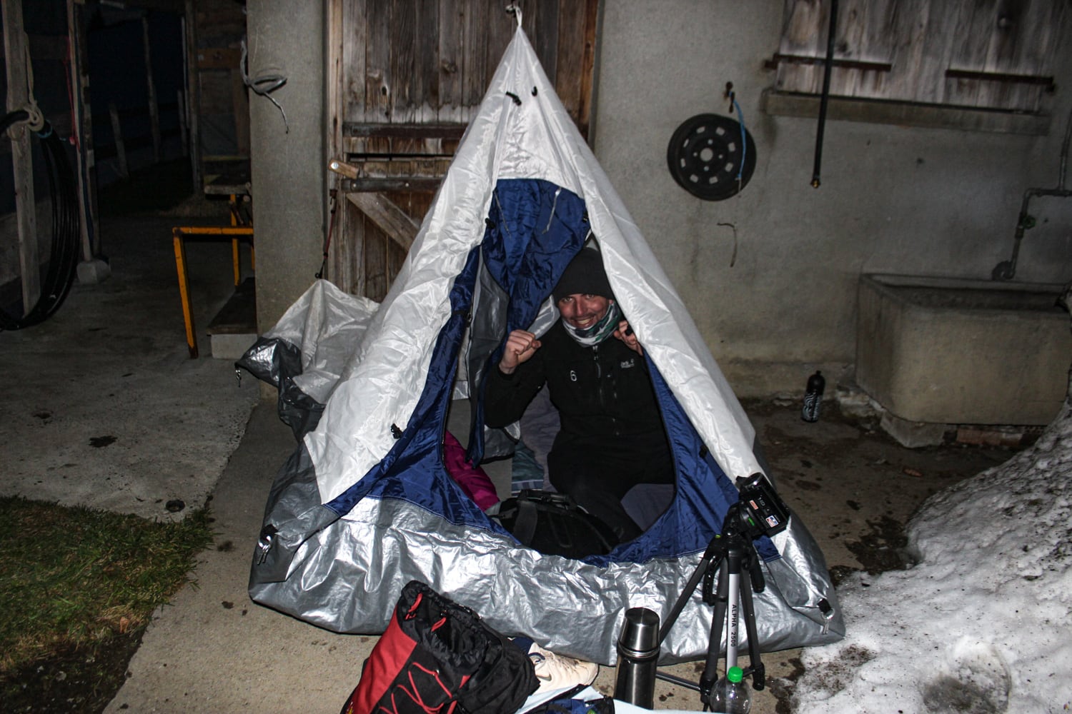 Gipfeltour halbes Zelt beim Trekking - Wanderer im Zelt