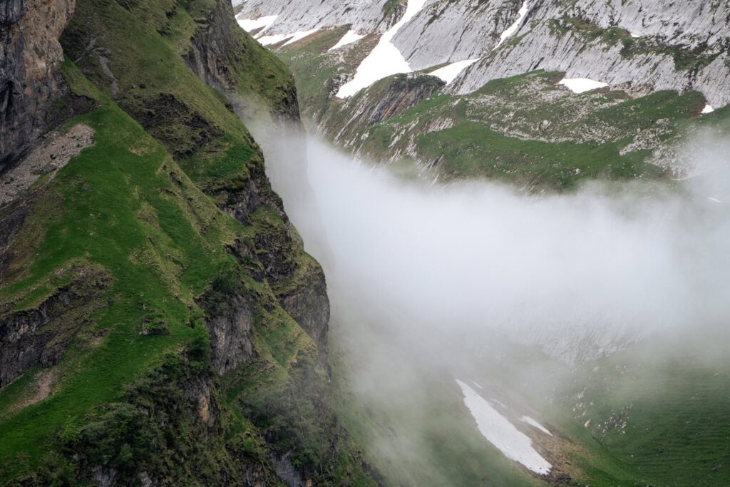 Nebel in Schweizer Alpen