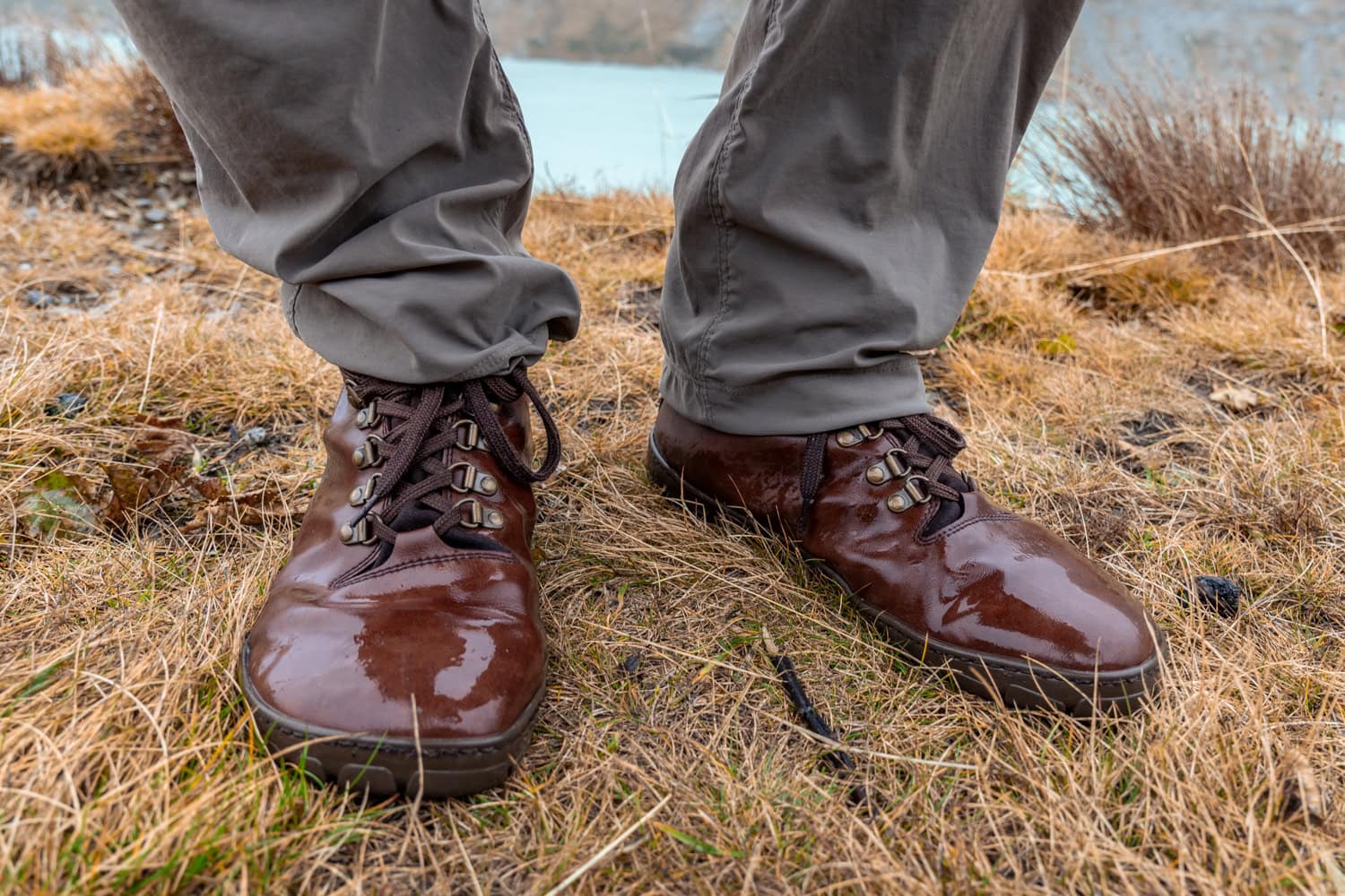 Wasserdichte Barfußschuhe zum Wandern, nasse Schuhe auf Wiese