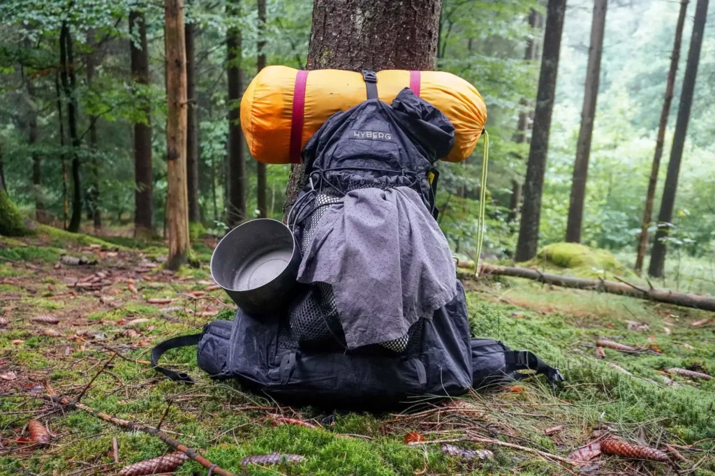 Wanderrucksack an Baum gelehnt bei Deutschlandwanderung E1