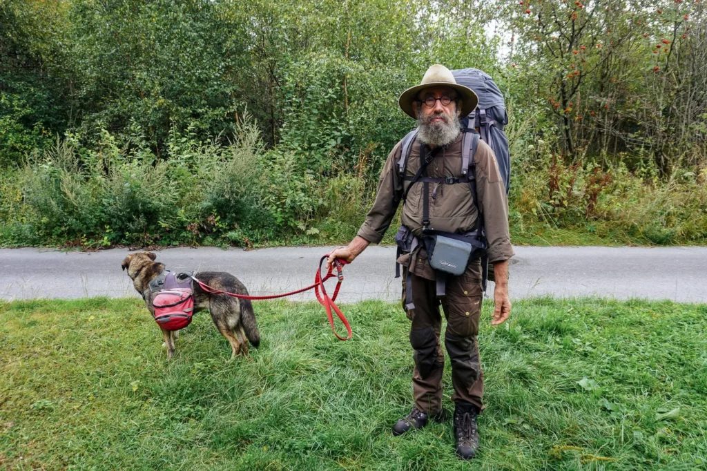 Wanderer mit Hund an Leine