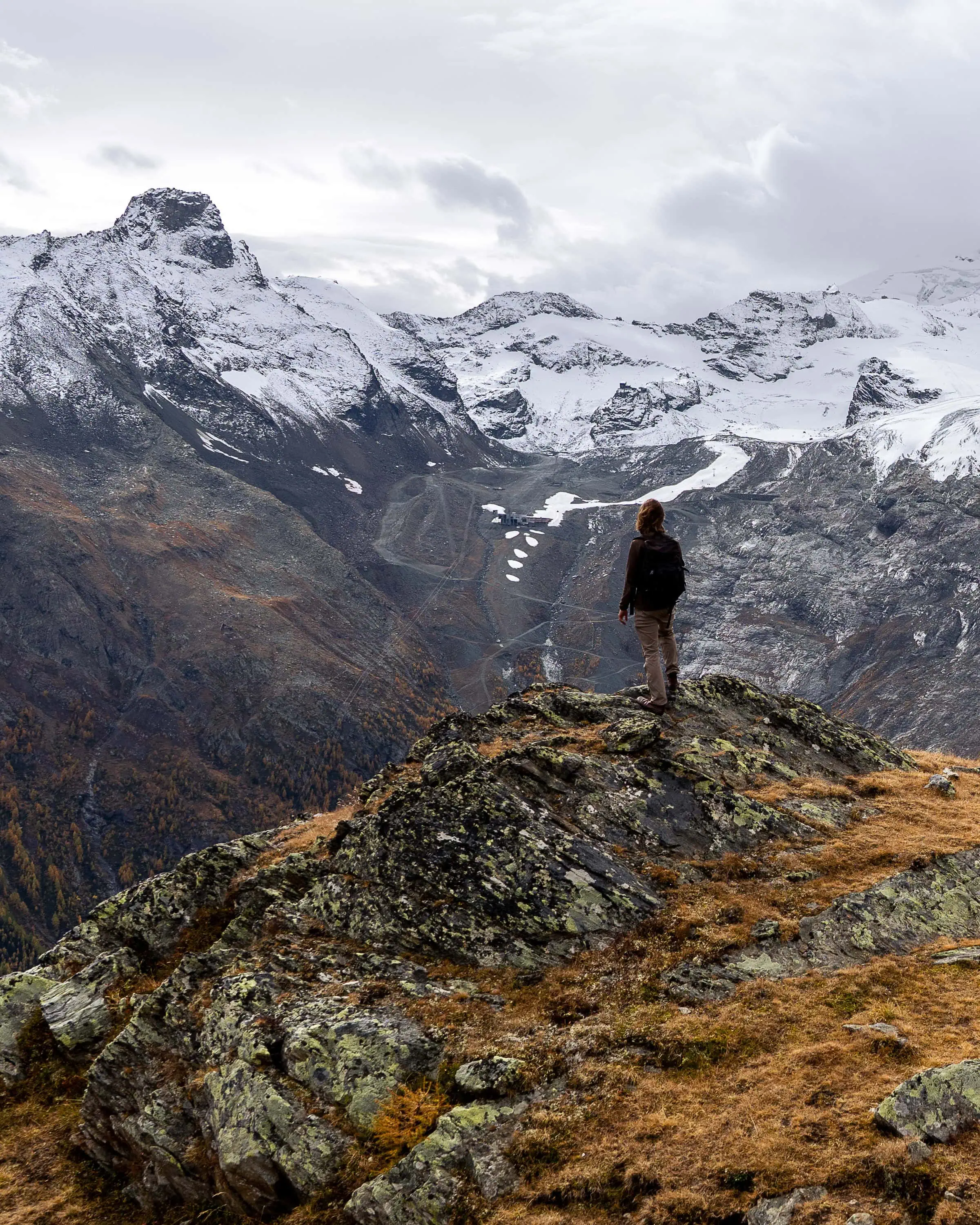 Wanderer vor Bergkulisse