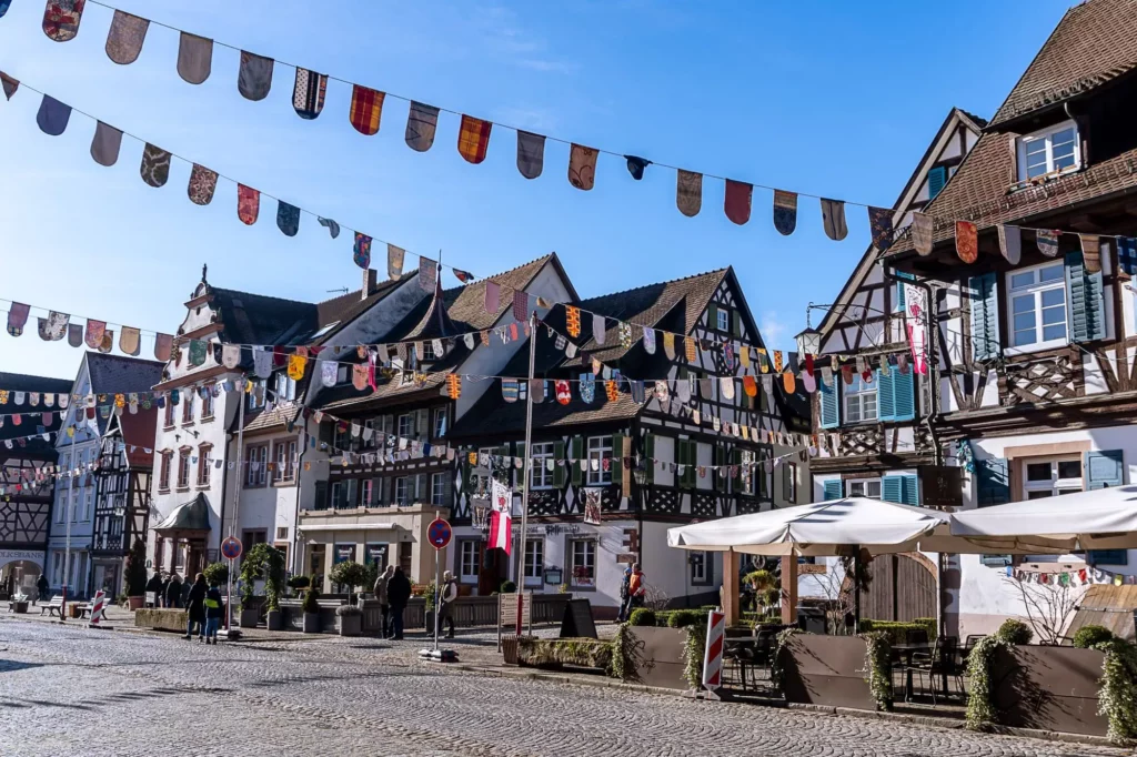 Eine Fachwerk-Altstadt mit bunten Girlanden