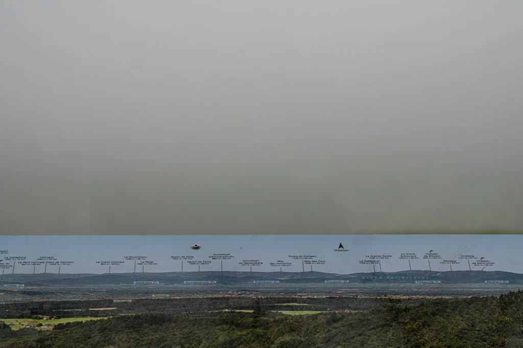 Aussichtstafel im Nebel