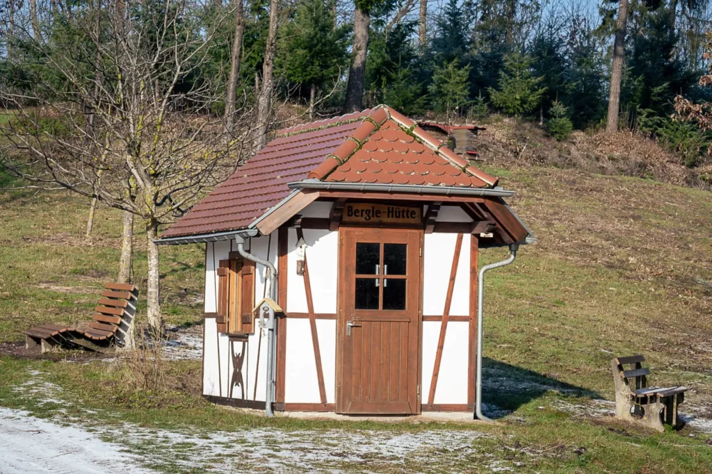 Eine kleine Hütte im Fachwerk-Stil