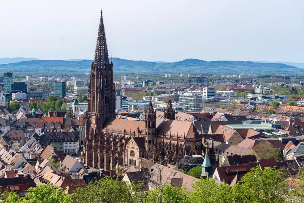 Das Freiburger Münster von oben bei Sonnenschein