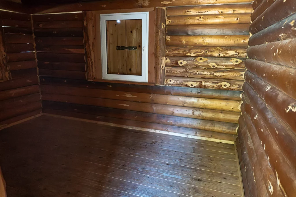 Der Innenraum der sauberen Schutzhütte, ganz ohne Möbel