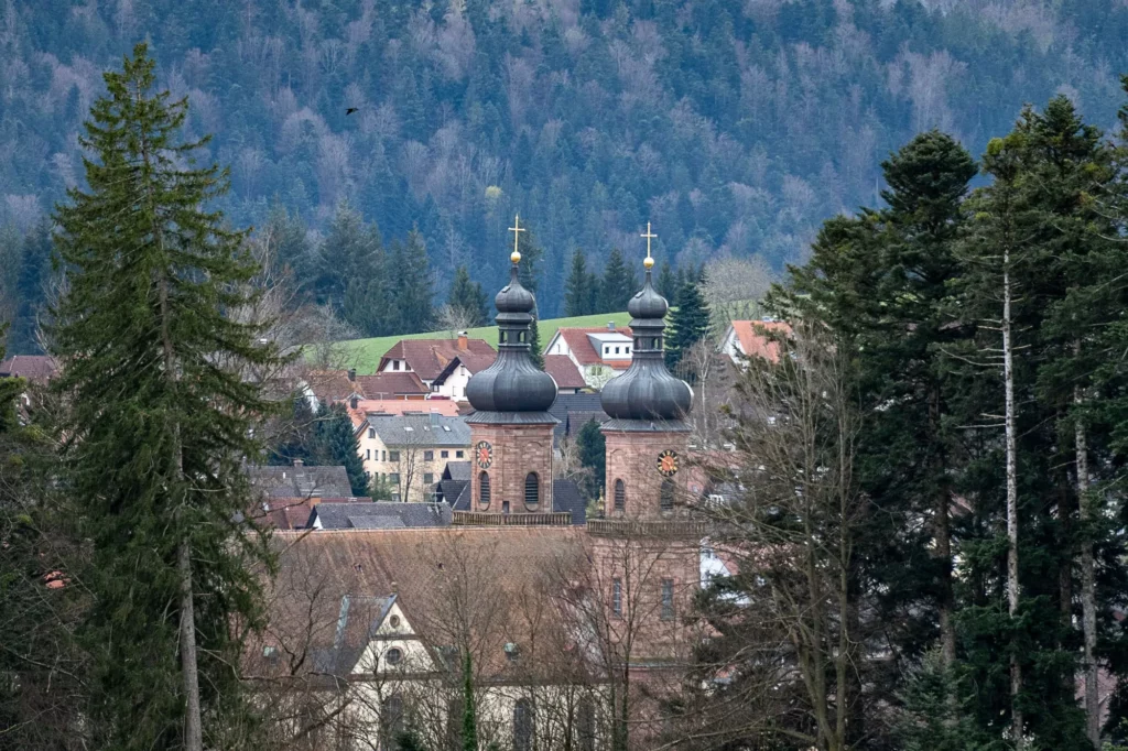 Eine Kirche mit zwei Glockentürmen aus der Ferne