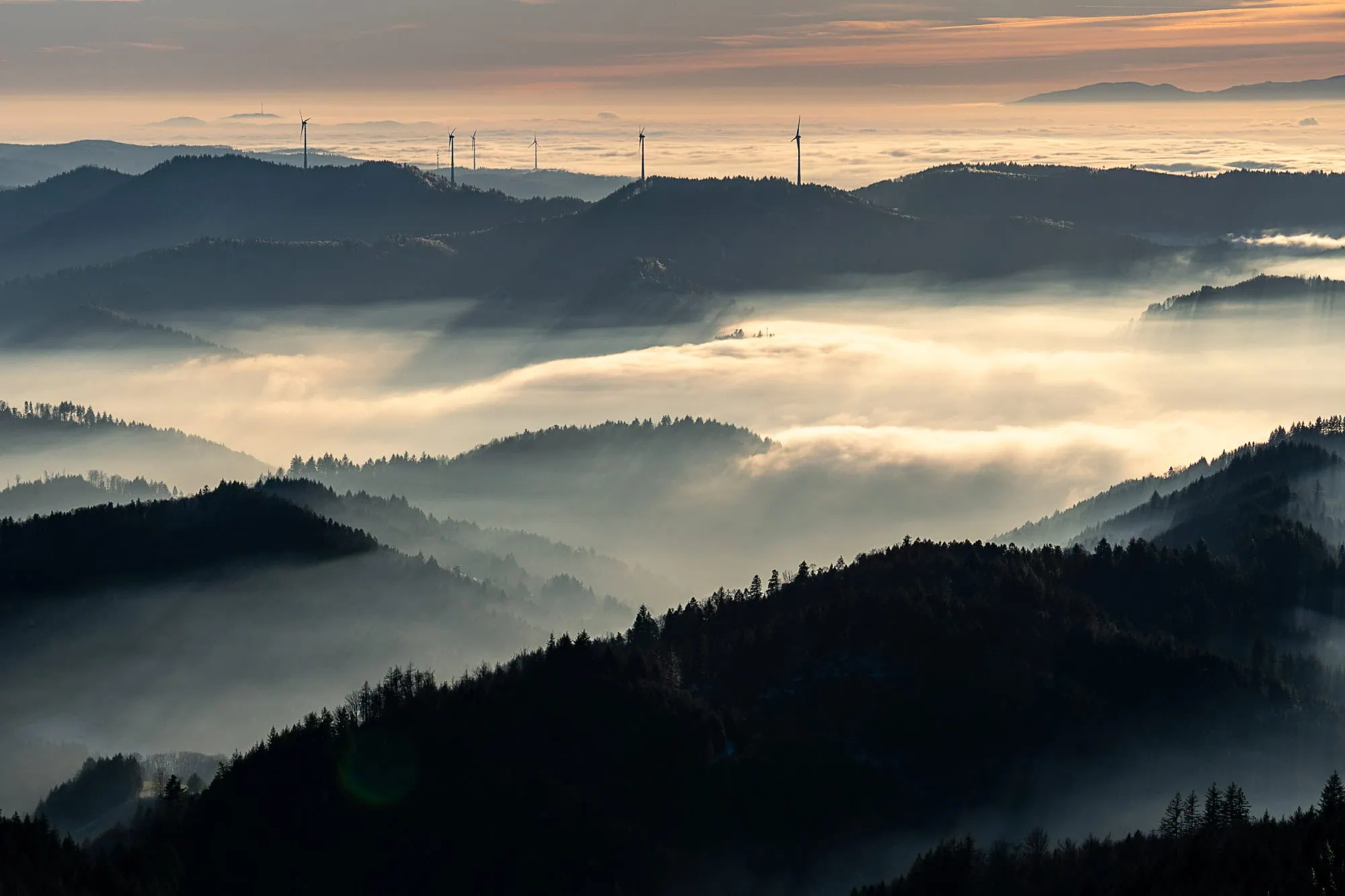 Aussicht auf Bergkette mit Nebel auf Kandel-Höhenweg im Schwarzwald