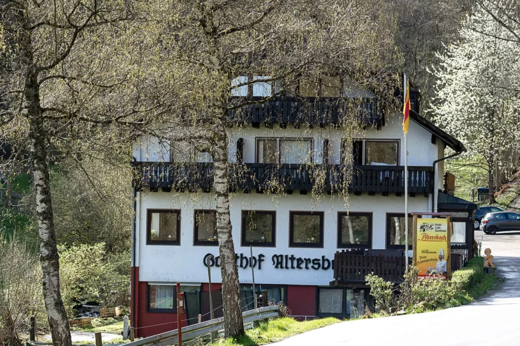 Ein großes Haus hinter Bäumen