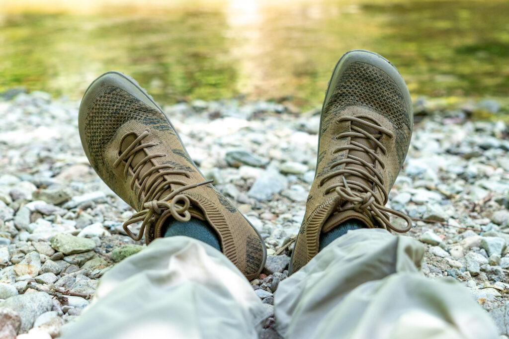 Freet Selva Barfußschuh vor einem Fluss